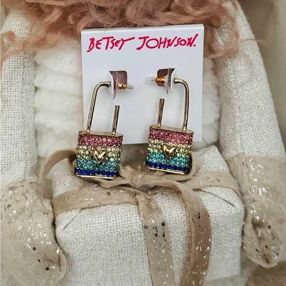🎉LAST PIECE 🎉Betsey Johnson All You Need Is Love Padlock Earrings - Picture 6 of 6